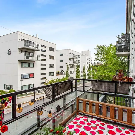 Cozy Close To Center With Free Parking And Balcony
